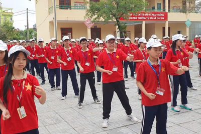 Học sinh Trường THCS Nguyễn Hữu Tiến đồng diễn bài Võ nhạc Vovinam cùng hơn 700 nghìn học sinh phổ thông trong tỉnh.